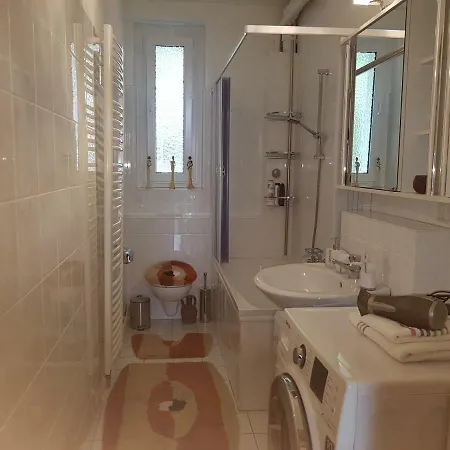 Luxus 3 Apartment, 2 Bader Pansiyon